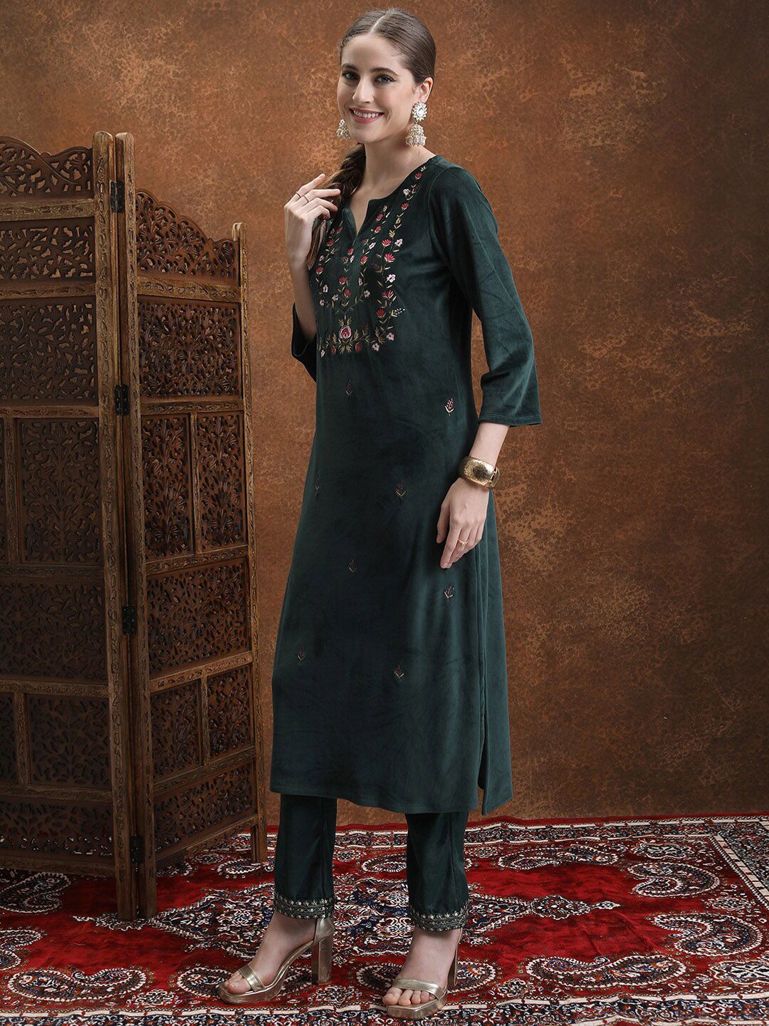 Vishudh Green Floral Embroidered Straight Kurta