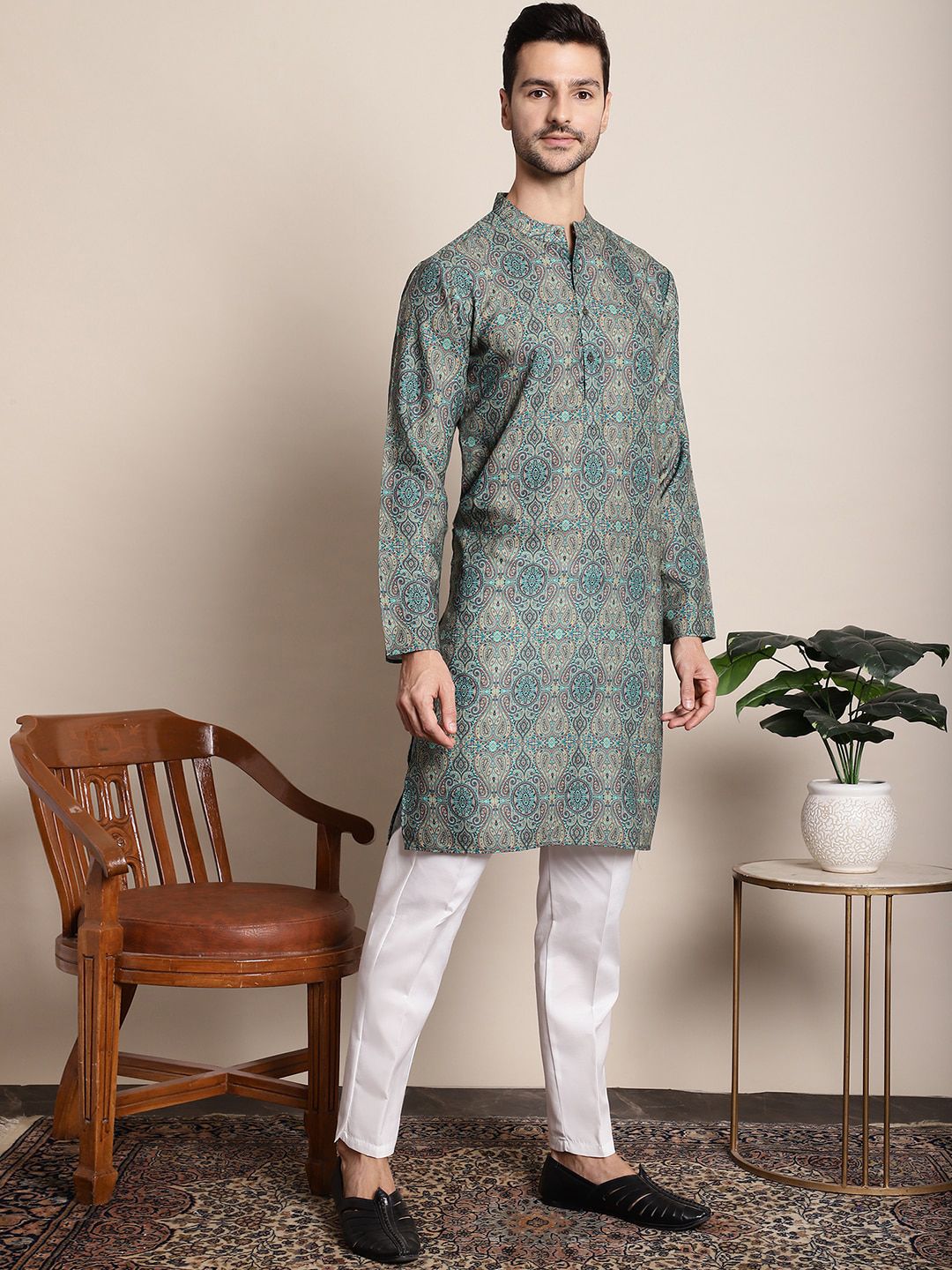 Anouk Green & White Paisley Printed Kurta With Pyjamas