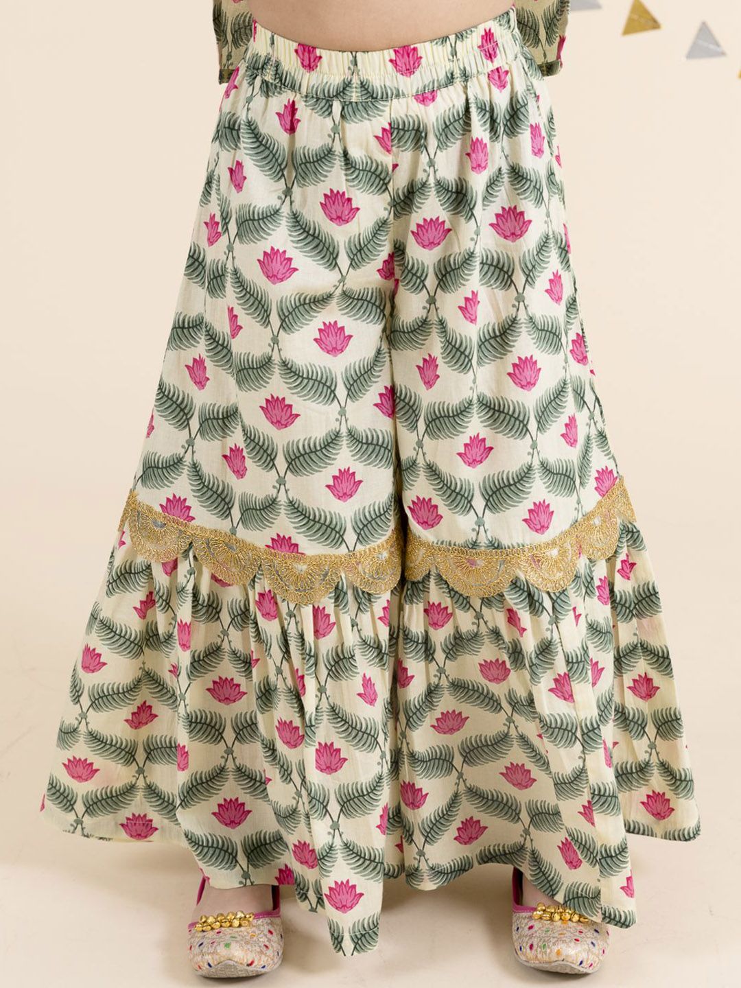 pspeaches Girls Floral Printed Pure Cotton Straight Kurta With Sharara & Dupatta