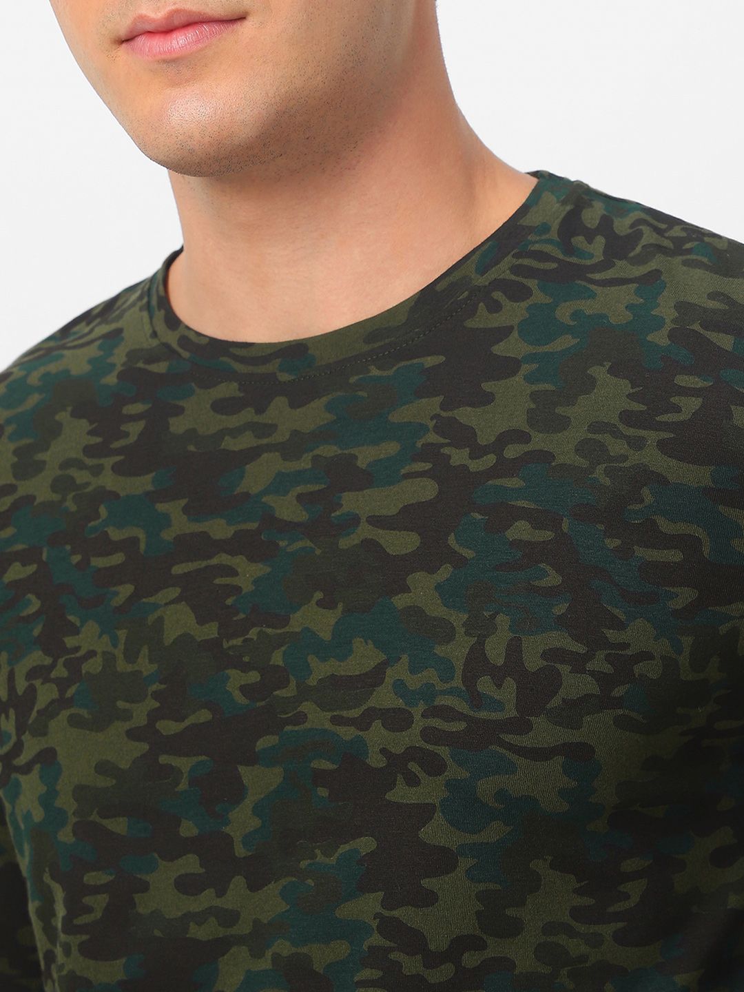 Urbano Fashion Men Olive Green Camouflage Printed Pure Cotton Slim Fit T-shirt
