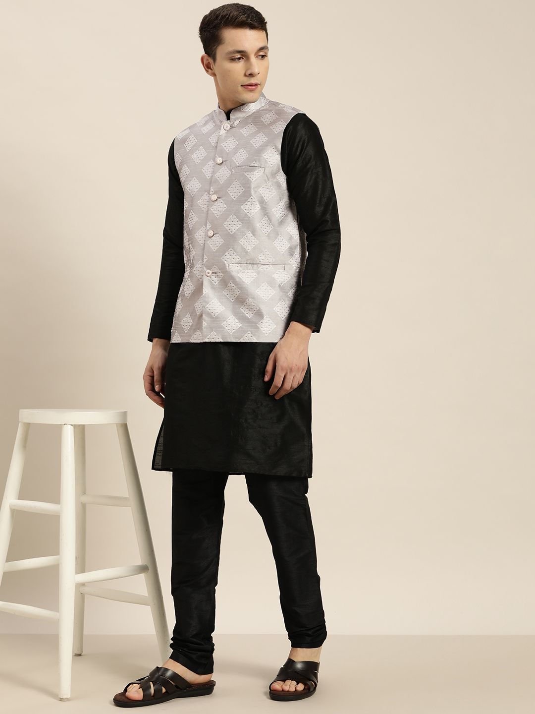 SOJANYA Men Black Kurta with Churidar
