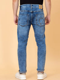 Menjadi lelaki manusia berat pudar kelihatan seluar jeans regangan