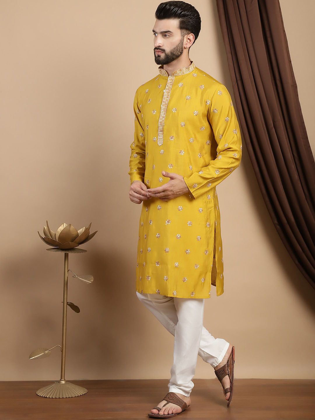 Anouk Kolar Mandarin Sulam Lengan Panjang Kurta Labuci dengan Churidar