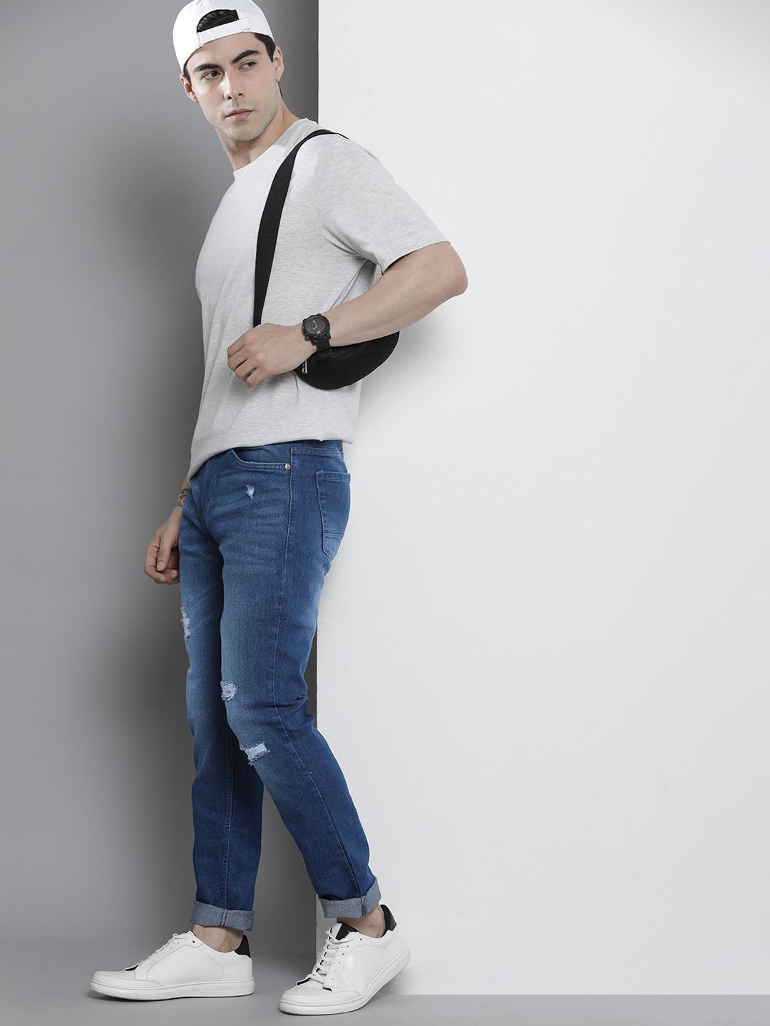 The Indian Garage Co Men Slim Fit Mildly Distressed Stretchable Light Fade Jeans