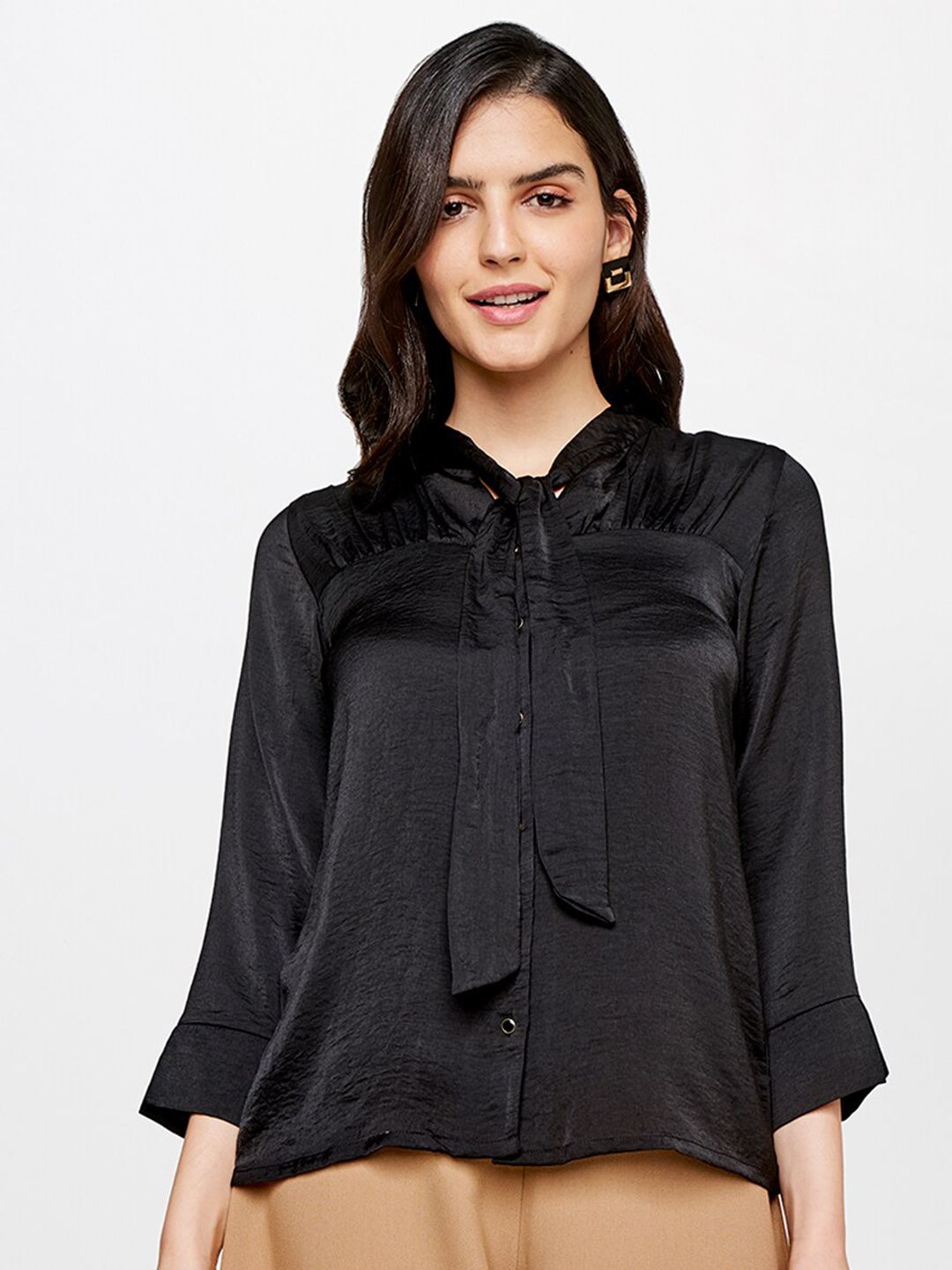Dan baju hitam baju hitam tiga suku lengan atas