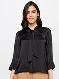 Dan baju hitam baju hitam tiga suku lengan atas