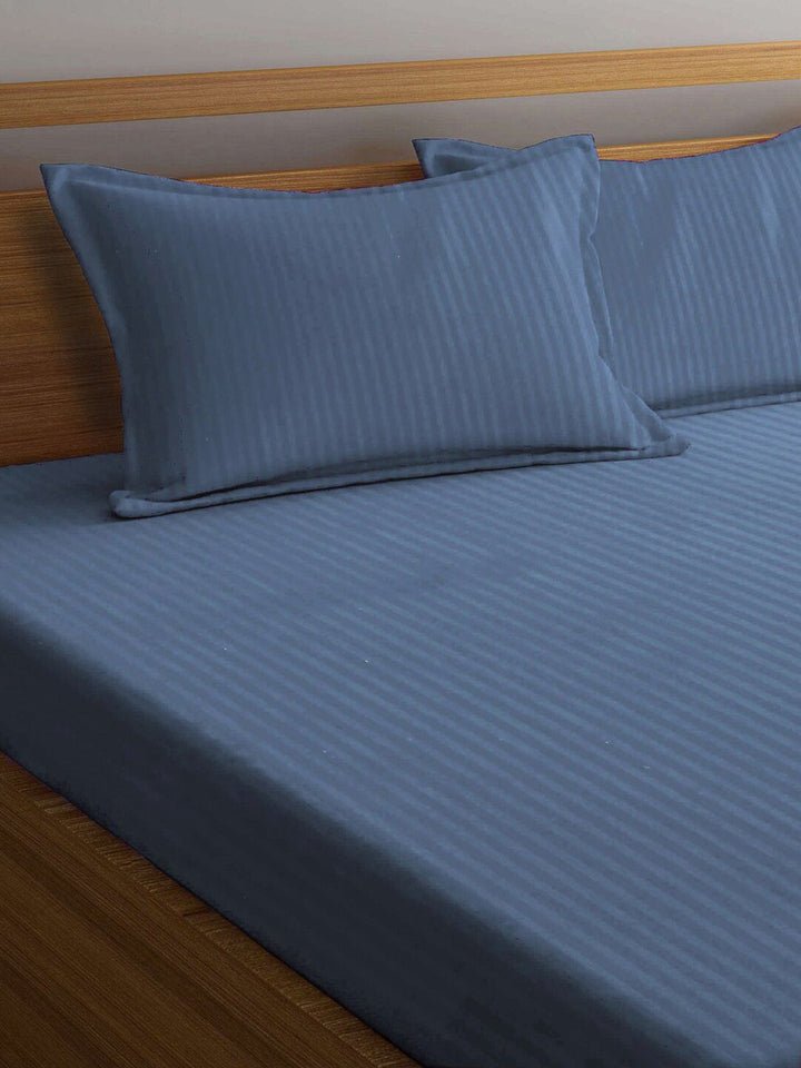 KLOTTHE Biru Pejal Berjalur Flat 300 TC Cadar Katil King dengan 2 Sarung Bantal-250 x 225 cm