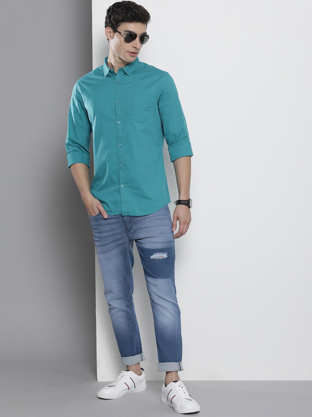The Indian Garage Co Men Blue Slim Fit Mildly Distressed Light Fade Stretchable Jeans