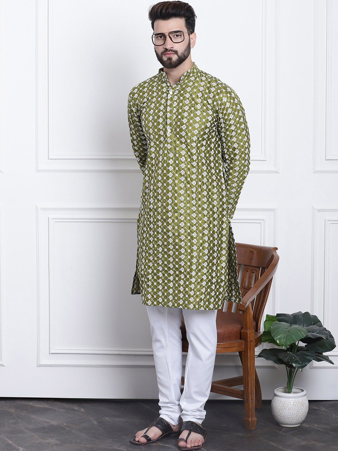 SOJANYA Floral Embroidered Thread Work Straight Kurta