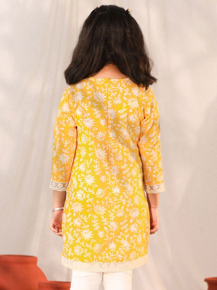 VASTRAMAY Girls Floral Printed V-Neck Cotton Kurta