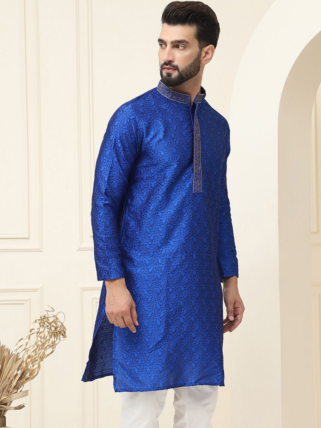 SOJANYA Paisley Woven Design Mandarin Collar Thread Work Straight Kurta