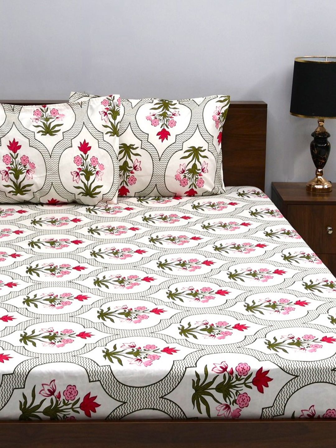 BOMBAY DYEING White & Green Floral 144 TC Queen Bedsheet with 2 Pillow Covers