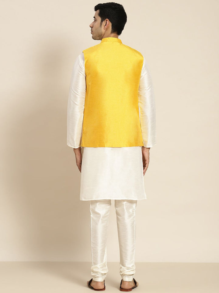 SOJANYA Kurta Berwarna Krim Lelaki dengan Churidar dengan Jaket Nehru