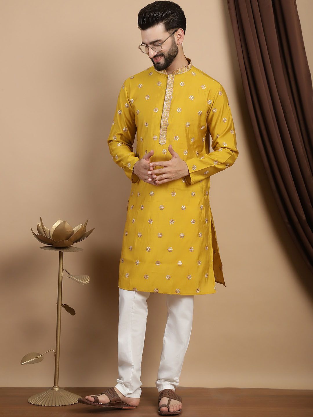 Anouk Kolar Mandarin Sulam Lengan Panjang Kurta Labuci dengan Churidar