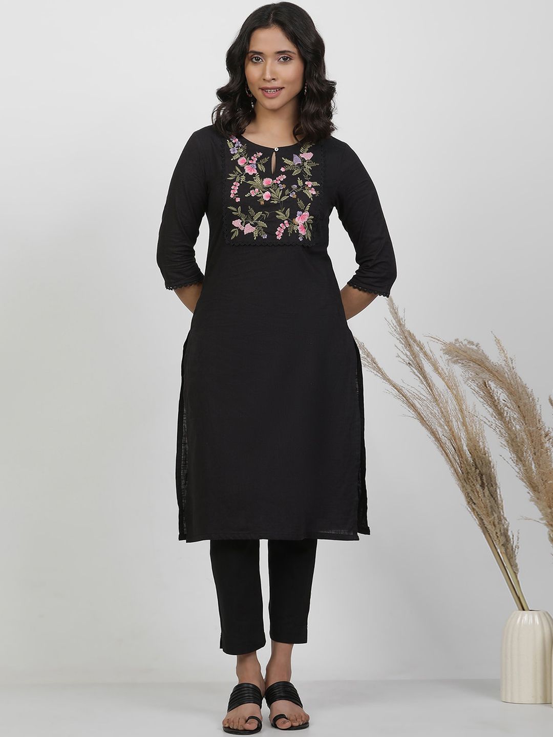 W Key Hole Neck Floral Embroidered Thread Work Cotton Straight Kurta