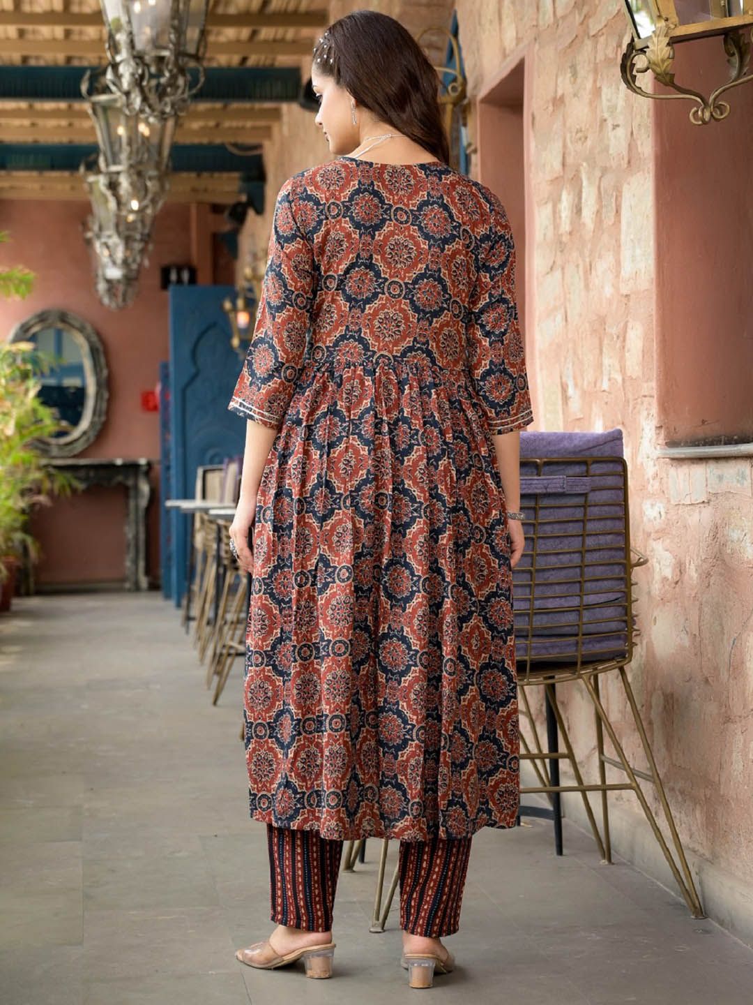 Kalini Motif Etnik Bercetak Kerja Anarkali kurta dengan seluar & dupatta