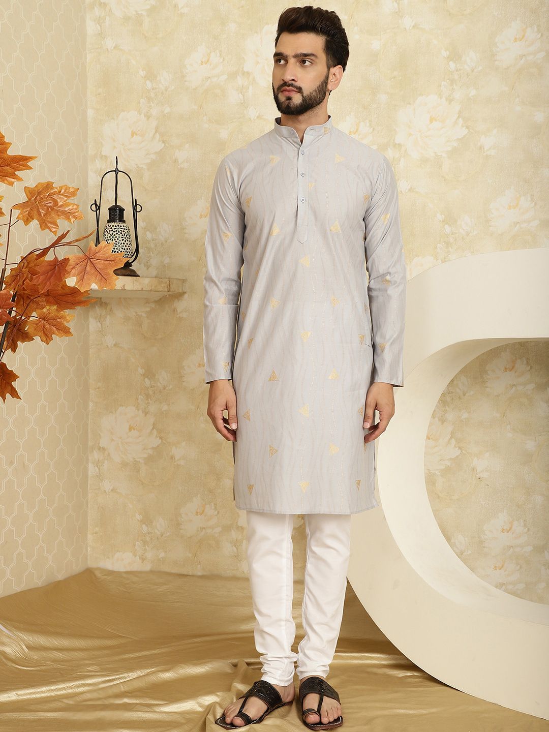 SOJANYA Geometric Woven Design Kurta Lurus Zari dengan Churidar