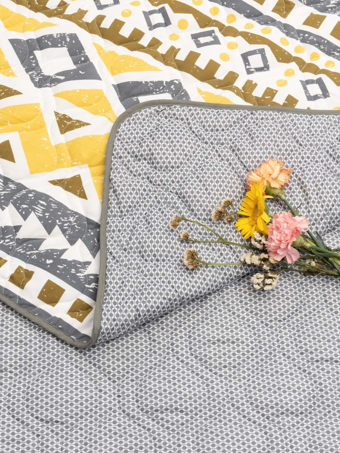 URBAN SPACE White & Yellow Geometric AC Room Double Bed Blanket