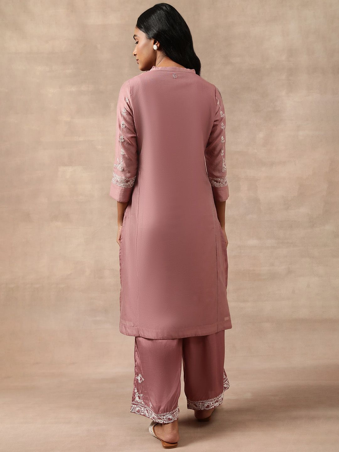 W The Folksong Collection Thread Work Embroidered Cotton Silk Straight Kurta