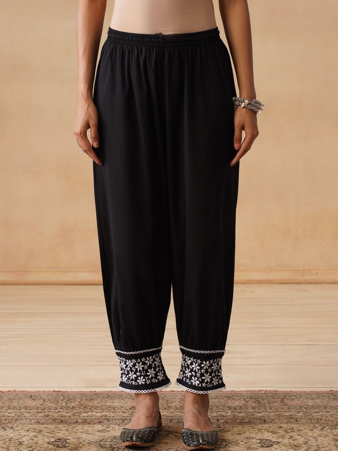 House of Chikankari Women Black Regular Pure Cotton Kurta dengan Set Seluar