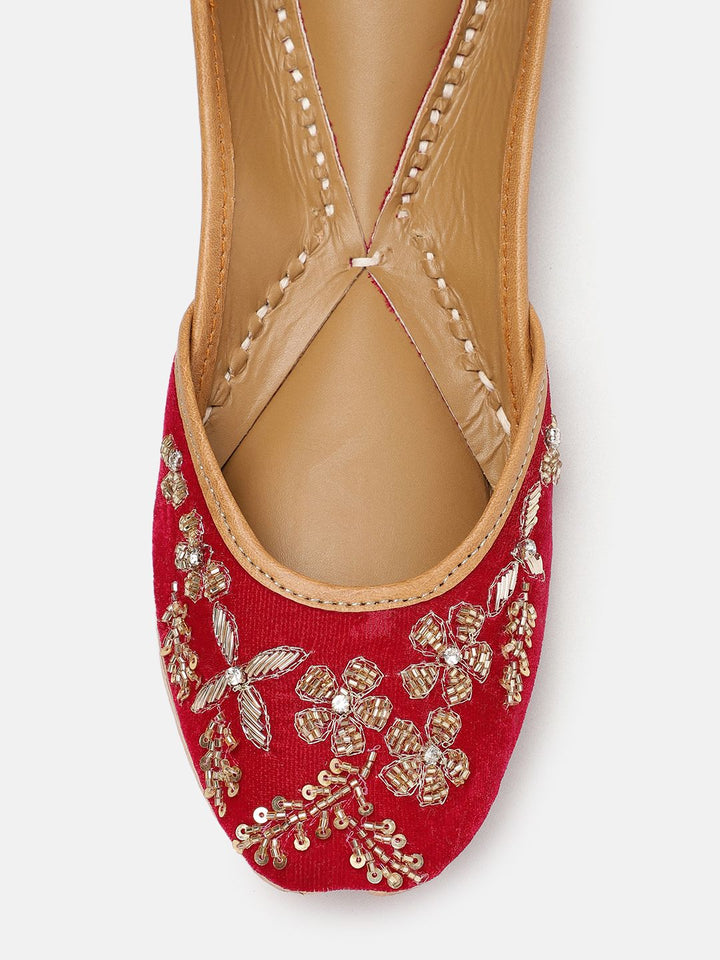 House of Pataudi Women Embellished Ethnic Mojaris Flats