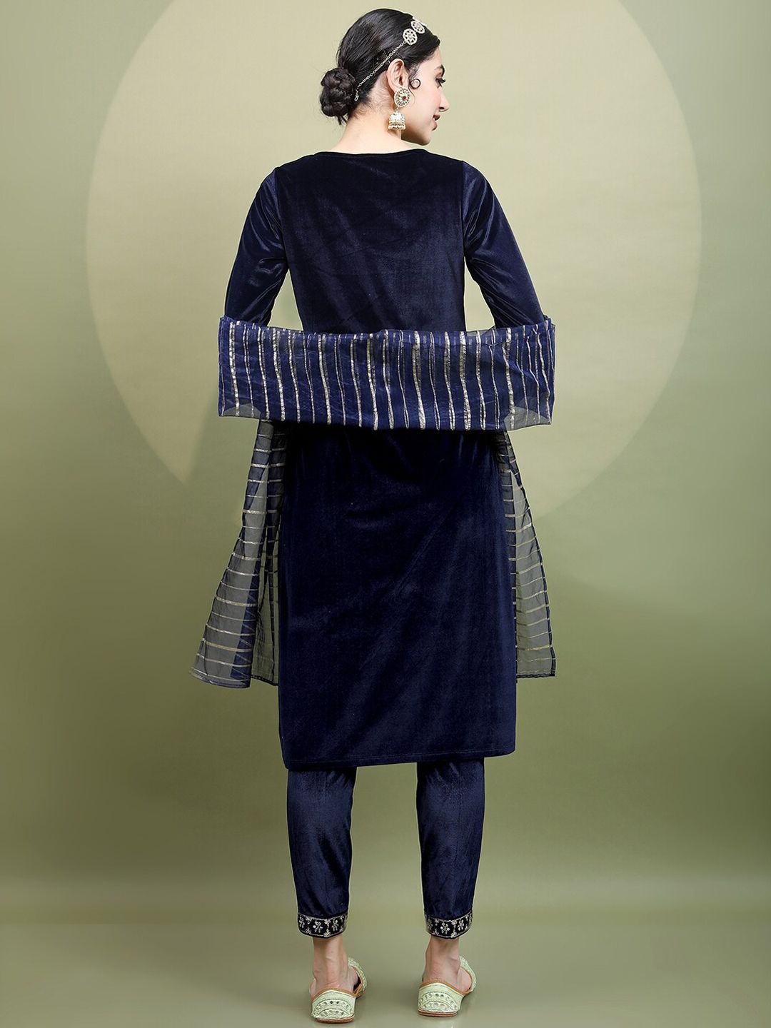 Vishudh Women Ethnic Motifs Embroidered Knited Velvet Kurta & Trousers with Dupatta