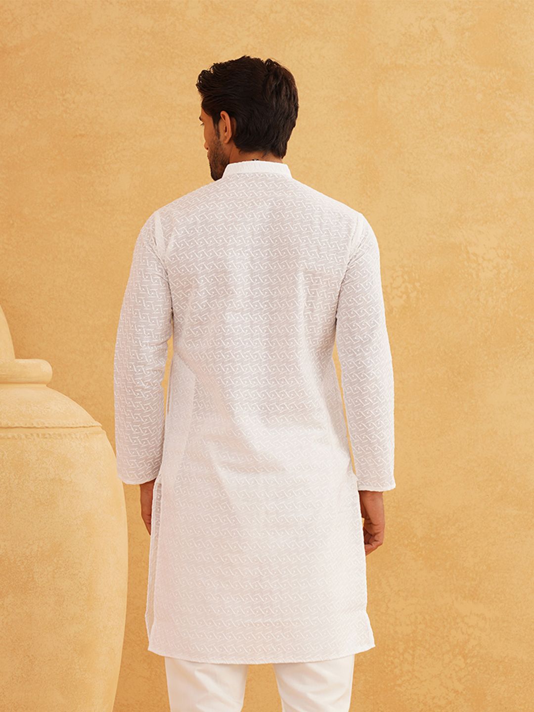 SOJANYA Men White Embroidered Straight Kurta