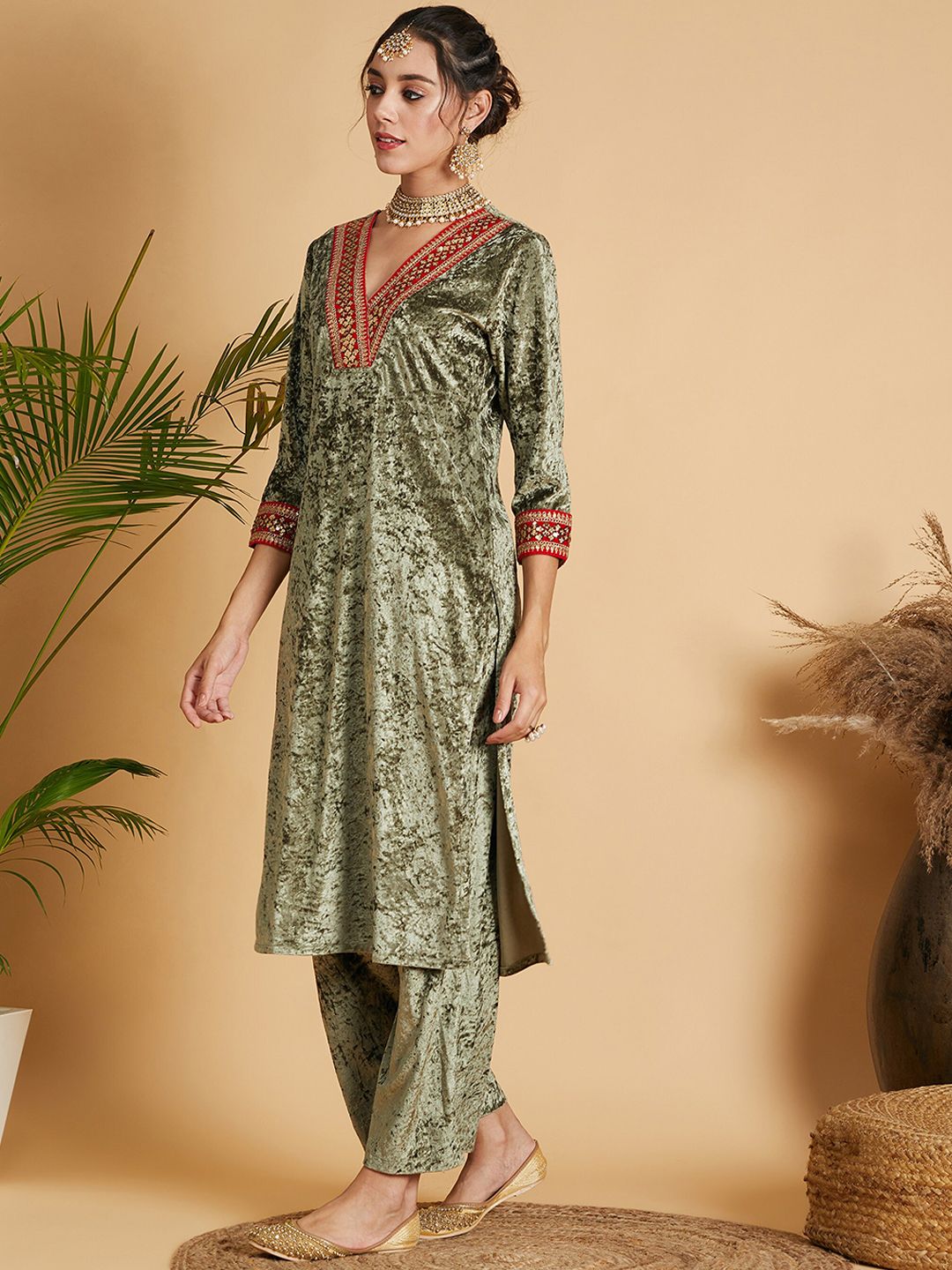 Shae by SASSAFRAS Thread Work Velvet Straight Kurta