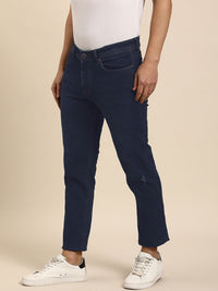 Menjadi lelaki manusia kurus sesuai pertengahan pertengahan kecemasan rendah pudar seluar jeans yang boleh diperbaharui