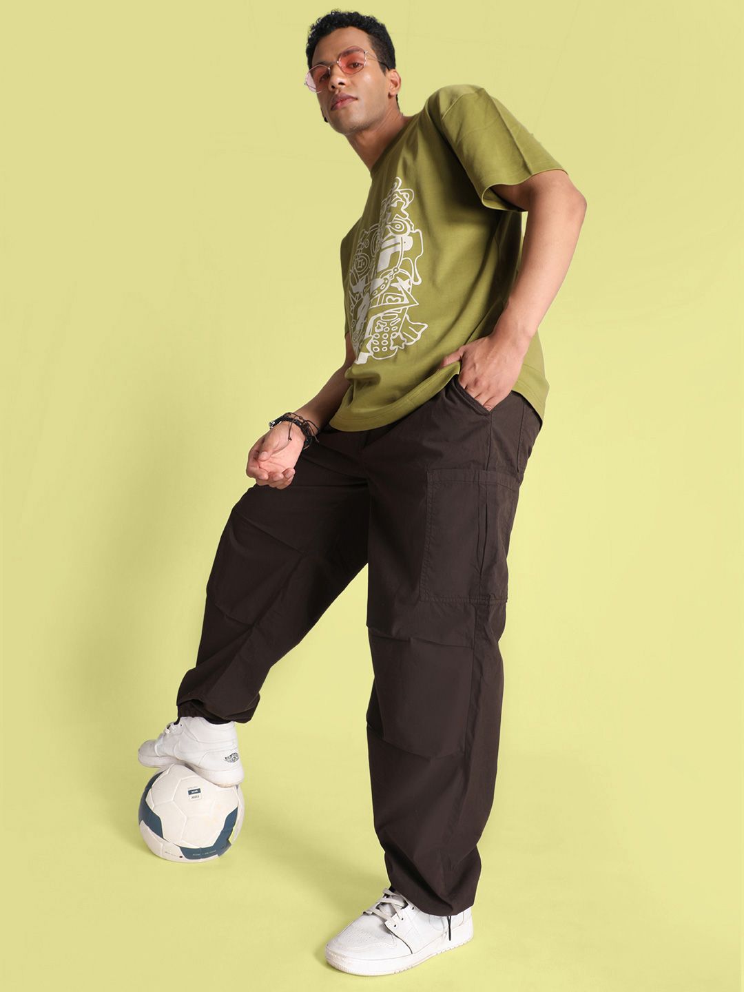 Bene Kleed Men Solid Classic Loose Fit Cargos Trousers