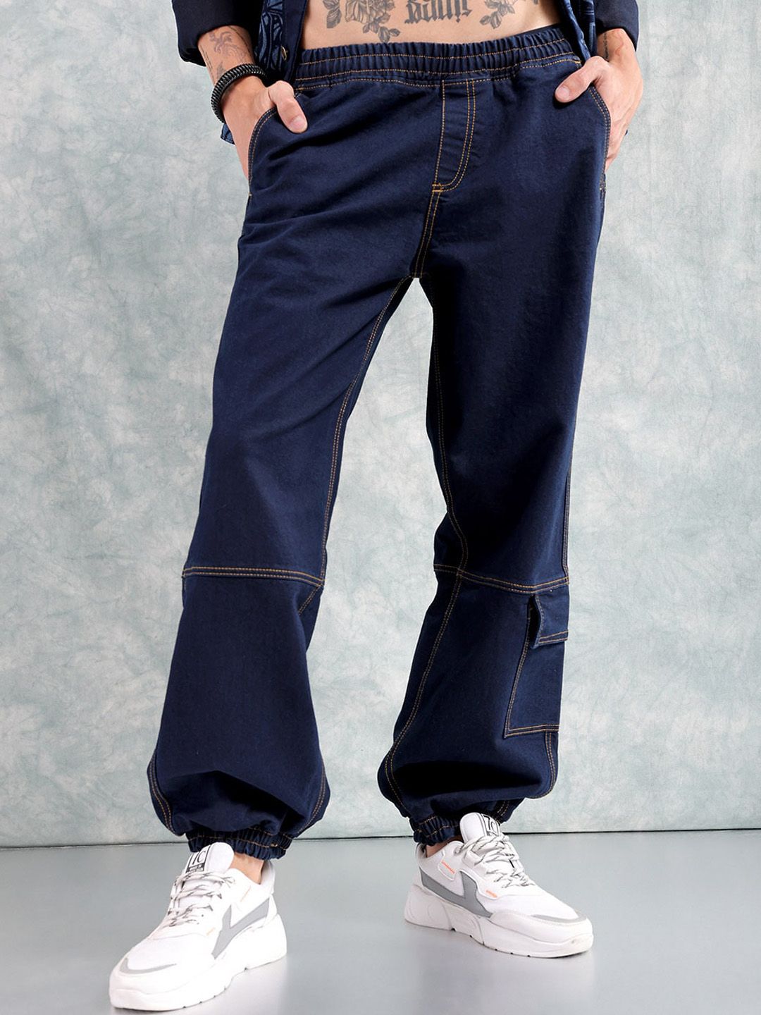The Indian Garage Co Men Mid-Rise Loose Fit Contrast Stitch Stretchable Cargo Jogger Jeans