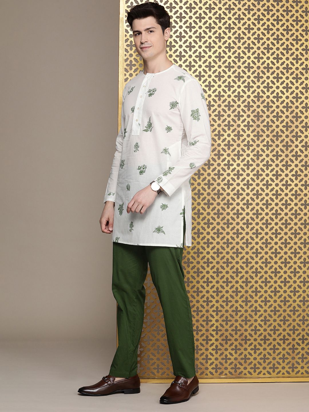 House of Pataudi Men Floral Printed Regular Pure Cotton Jashn Kurta with Trousers