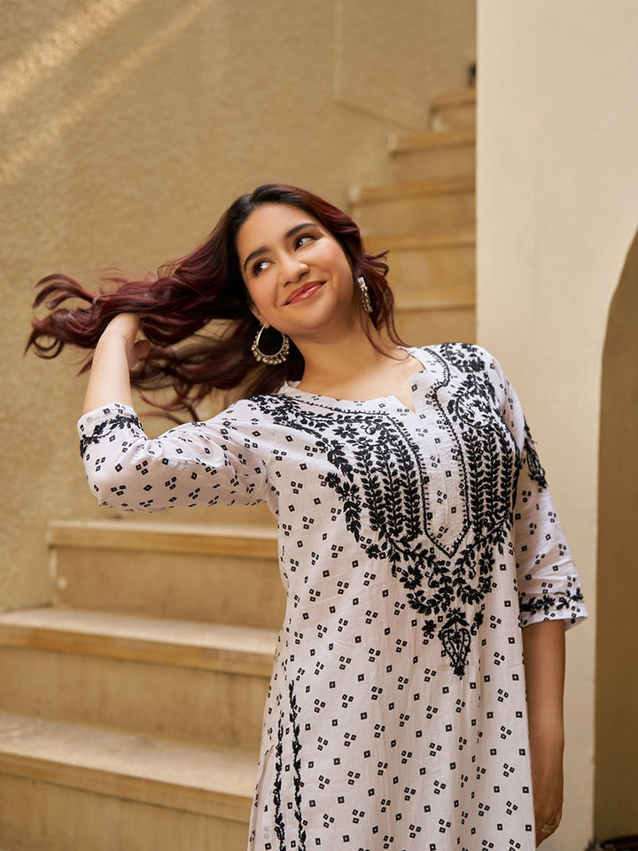 Rumah Wanita Chikankari Kurta Bersulam Mulmul Chikankari Putih