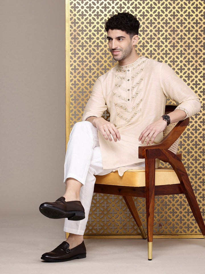 House of Pataudi Men Jashn Ethnic Motifs Yoke Design Zari work Kurta With Trousers
