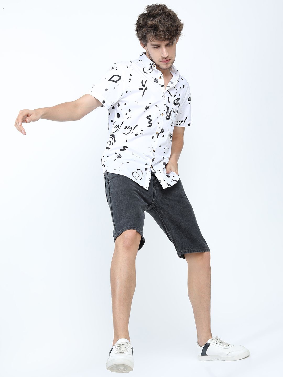 LOCOMOTIVE Men White Slim Fit Printed Pure Cotton Casual Shirt
