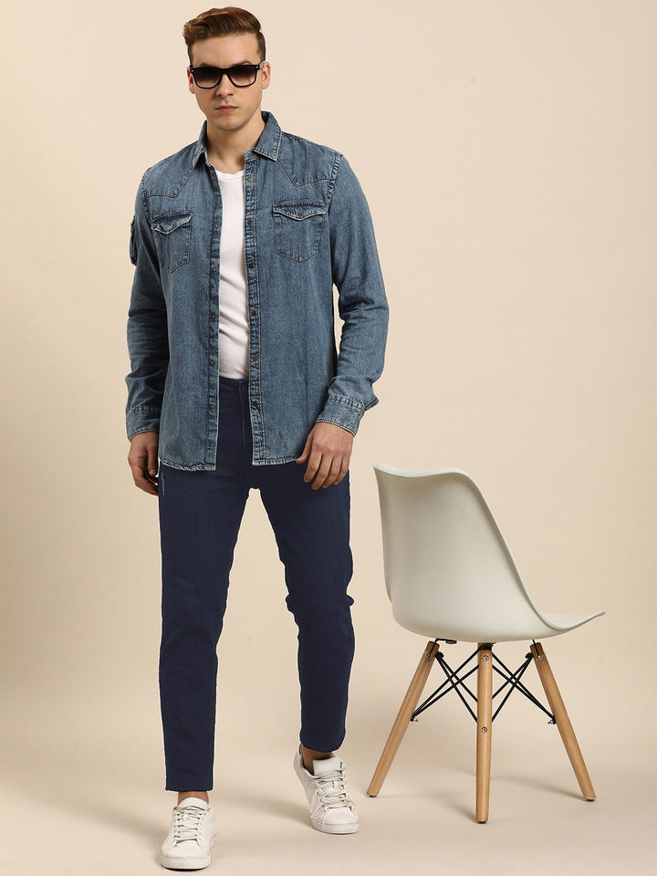 Menjadi lelaki manusia kurus sesuai pertengahan pertengahan kecemasan rendah pudar seluar jeans yang boleh diperbaharui