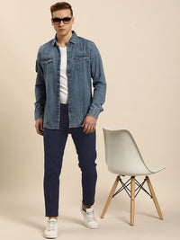 Menjadi lelaki manusia kurus sesuai pertengahan pertengahan kecemasan rendah pudar seluar jeans yang boleh diperbaharui