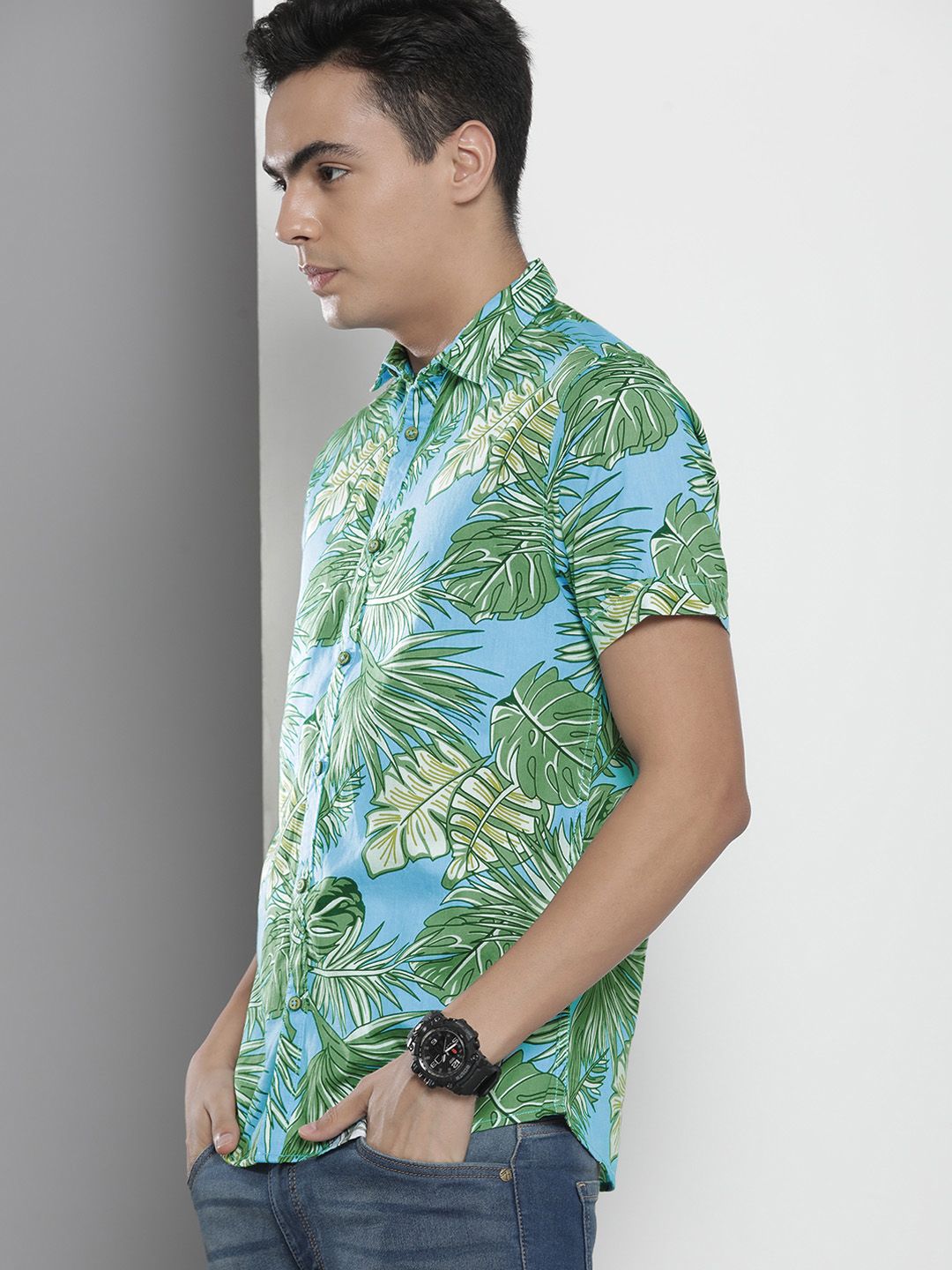 The Indian Garage Co Men Slim Fit Floral Print Resortwear Shirt