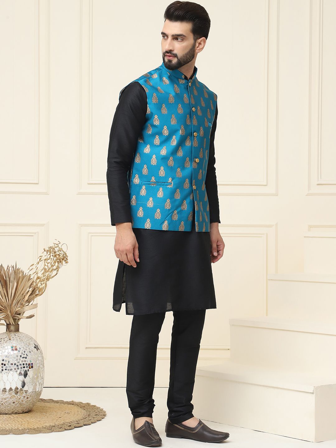 SOJANYA Mandarin Collar Silk Cotton Straight Kurta dengan jaket Churidar & Nehru