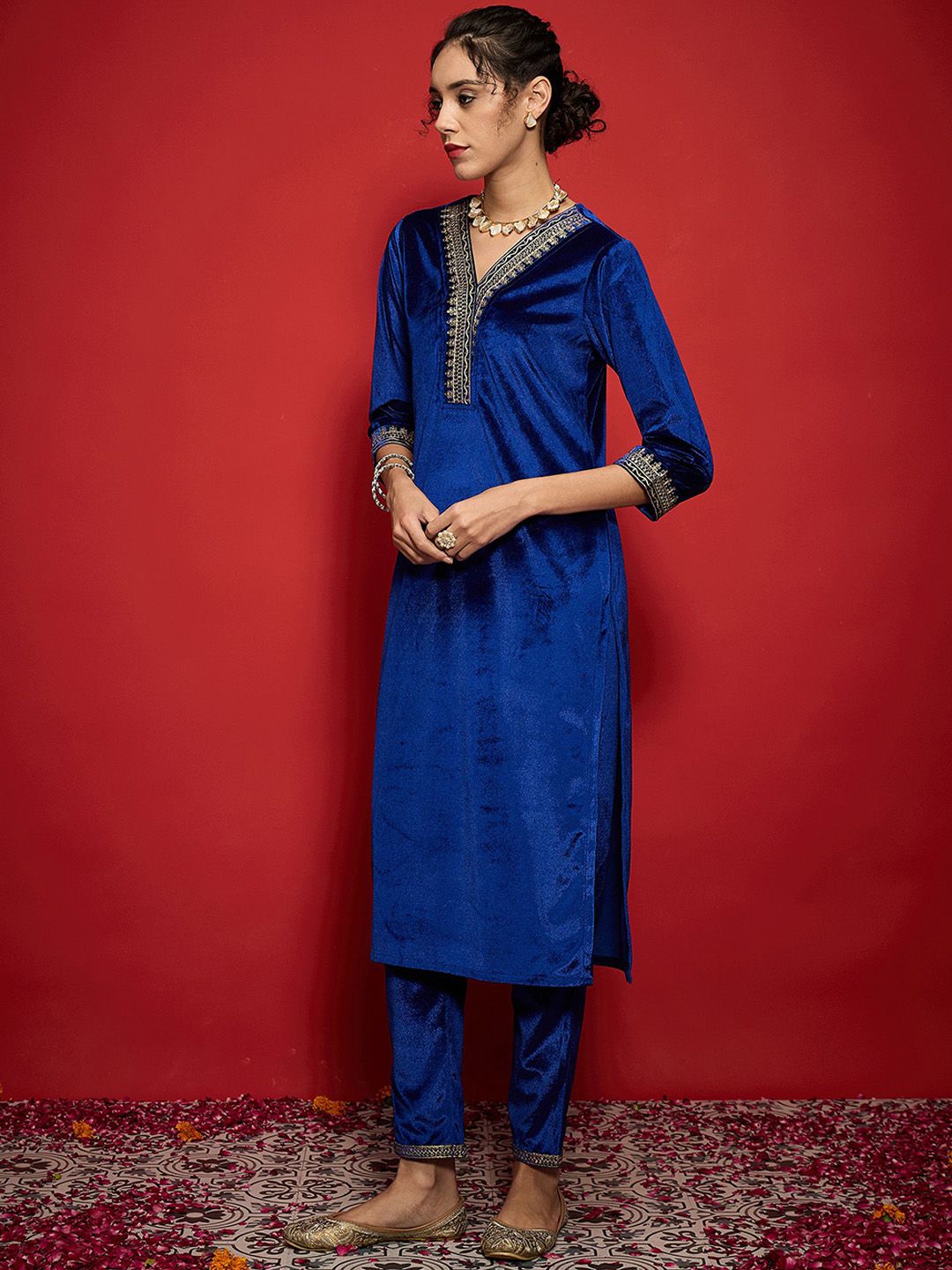 Shae by SASSAFRAS Women Embroidered Grandeur & Majestic Artwork Velvet Kurta
