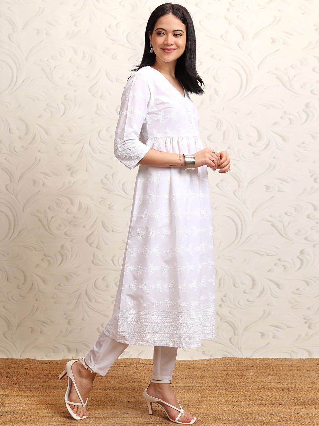 Vishudh Women Floral Embrioderd Kurta
