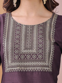 Reka Bentuk Kalini Yoke Sequinned Lurus Kurta dengan Seluar dan Dupatta
