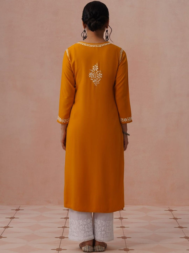 Rumah Chikankari Dihiasi Viscose Rayon Kurta Panjang Betis Lurus