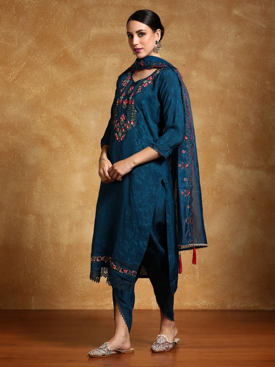 Varanga Women Floral Embroidered Regular Kurta with Trousers & With Dupatta