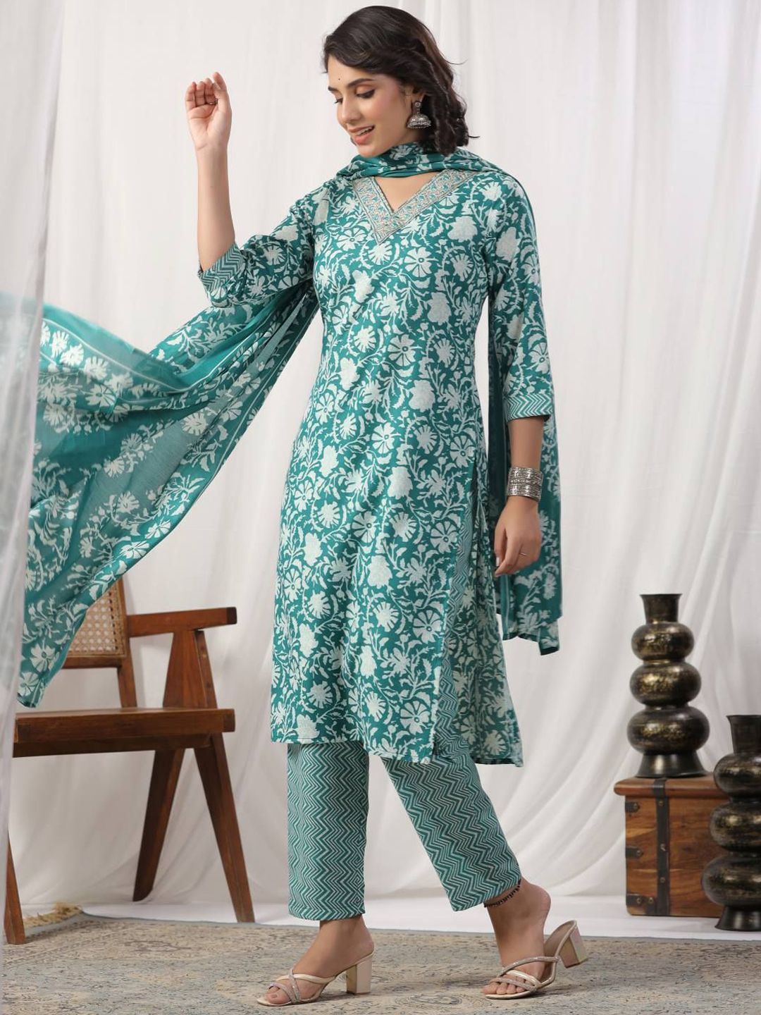 Varanga Women Floral Printed Regular Kurta with Trousers & With Dupatta
