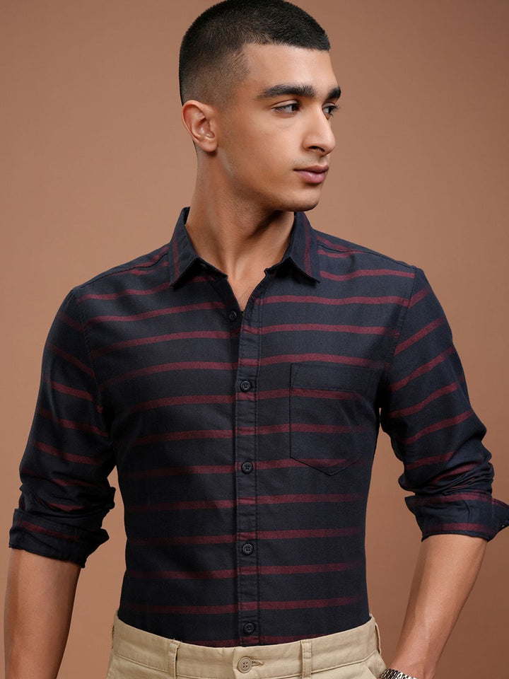 Highlander Men Navy Blue & Maroon Slim Fit bergaris baju kasual