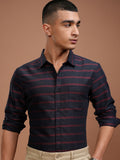 Highlander Men Navy Blue & Maroon Slim Fit bergaris baju kasual