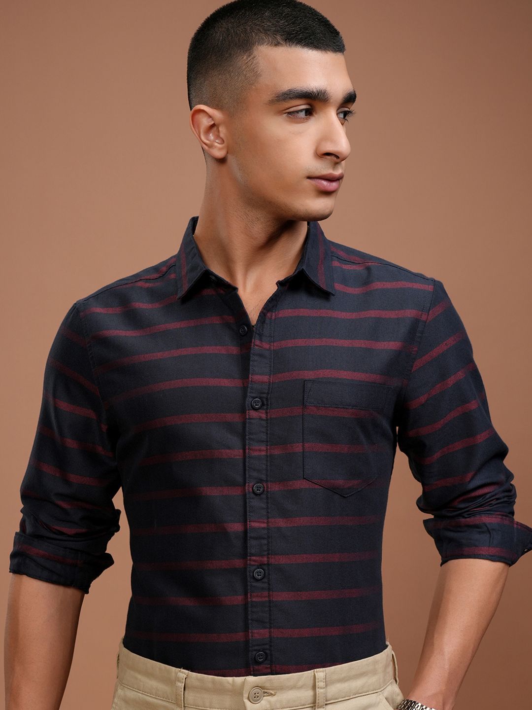 Highlander Men Navy Blue & Maroon Slim Fit bergaris baju kasual