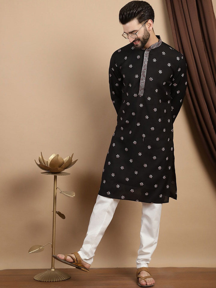 Anouk Floral Sulam Benang Biasa Kerja Mandarin Collar Straight Kurta dengan Churidar