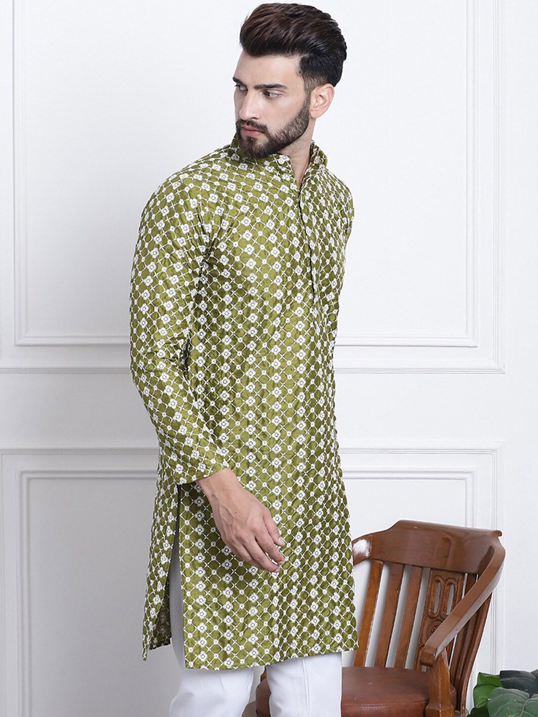 SOJANYA Floral Embroidered Thread Work Straight Kurta
